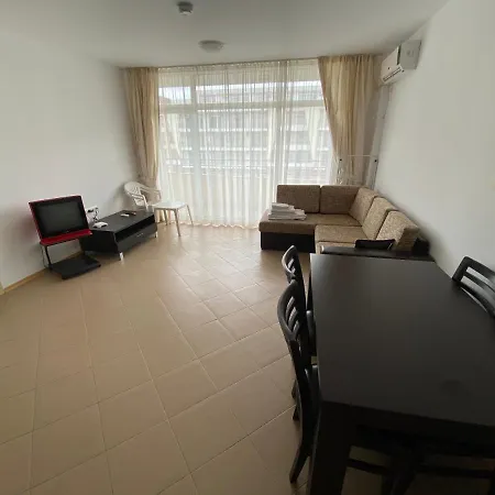 アパートホテル Kamelia Grand Apartments サニービーチ